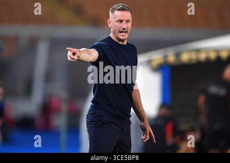 Lecce, Italia. 15 agosto 2025. Ignazio Abate gesti-reagisce durante la 32a Coppa Italia Freccia Rossa partita di calcio tra US Lecce e SS Juve Stabia allo Stadio via del Mare di Lecce, Italia, venerdì 15 agosto 2025. (Immagine di credito: © Giovanni Evangelista/LaPresse) credito: LaPresse/Alamy Live News Foto Stock