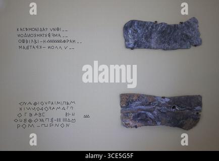 Piatti di piombo greci antichi con iscrizioni a boustrophedon in corinzio. Manufatti all'interno del Museo di Palaiopoli - Mon Repos, Corfù, Grecia Foto Stock
