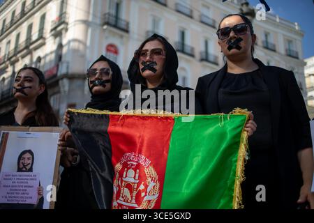 Madrid, Spagna. 15 agosto 2025. Raduno alla Puerta del Sol di Madrid per i diritti delle donne afghane. Il 15 agosto ricorre il quarto anniversario della cattura di Kabul da parte dei talebani, un evento che ha segnato il loro ritorno al potere in Afghanistan dopo il ritiro delle truppe statunitensi e della NATO. Da allora, la situazione del paese ha subito un drastico declino, soprattutto in termini di diritti umani. Crediti: D. Canales Carvajal/Alamy Live News Foto Stock