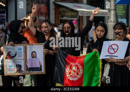 Madrid, Spagna. 15 agosto 2025. Raduno alla Puerta del Sol di Madrid per i diritti delle donne afghane. Il 15 agosto ricorre il quarto anniversario della cattura di Kabul da parte dei talebani, un evento che ha segnato il loro ritorno al potere in Afghanistan dopo il ritiro delle truppe statunitensi e della NATO. Da allora, la situazione del paese ha subito un drastico declino, soprattutto in termini di diritti umani. Crediti: D. Canales Carvajal/Alamy Live News Foto Stock