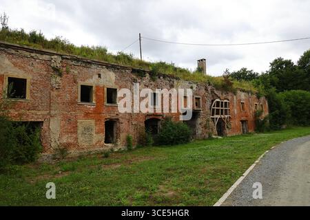 Rovine e caserme restaurate nella fortezza di Owcza Góra a Kłodzko, Polonia Foto Stock