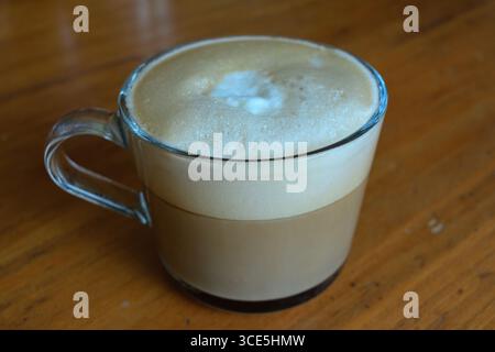 Un primo piano di un caffè in una tazza di vetro Foto Stock
