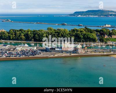 Vista aerea del Weymouth Pavilion, del porticciolo e del porto di Portland nel Dorset, Inghilterra Foto Stock