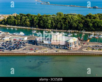 Vista ad alto angolo sulla città costiera di Weymouth che mostra il porto e la frangiflutti. Foto Stock