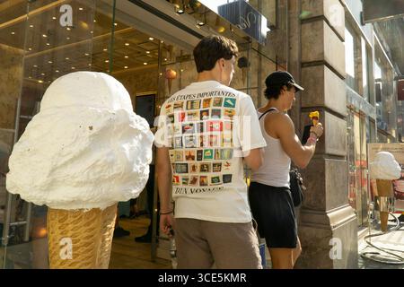 Meteo nel Regno Unito, 15 agosto 2025: Quando le temperature nel centro di Londra hanno raggiunto di nuovo i 29 gradi, una gelateria su Piccadilly fa affari molto agguerriti. Crediti: Anna Watson/Alamy Live News Foto Stock