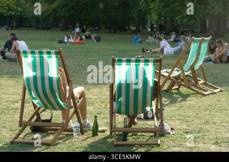 Meteo nel Regno Unito, 15 agosto 2025: Quando le temperature nel centro di Londra raggiunsero di nuovo i 29 gradi, Green Park offrì aria fresca e la possibilità di rilassarsi su una sedia a sdraio. Crediti: Anna Watson/Alamy Live News Foto Stock