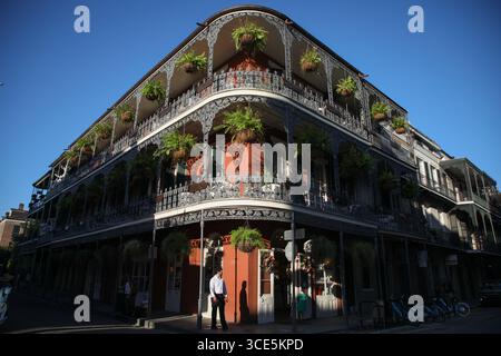 New Orleans, Stati Uniti. 8 luglio 2025. Si vede la LaBranche House in Royal Street nel quartiere francese di New Orleans, Louisiana. Questo edificio è stato costruito nel 1835. Il 29 agosto 2005 Katrina colpì il Golfo del Messico, devastando la città di New Orleans negli Stati Uniti. Vent'anni dopo, sebbene la ricostruzione fisica abbia avuto luogo, i suoi residenti soffrono ancora di disturbi psicologici come ansia, depressione e stress post-traumatico. Credito: SOPA Images Limited/Alamy Live News Foto Stock