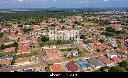 Vista aerea dell'area residenziale di Gaborone Botswana di giorno, area vegetativa sullo sfondo Foto Stock
