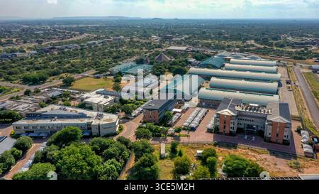 Veduta aerea dell'area industriale di Gaborone Botswana diurna, area residenziale sullo sfondo Foto Stock