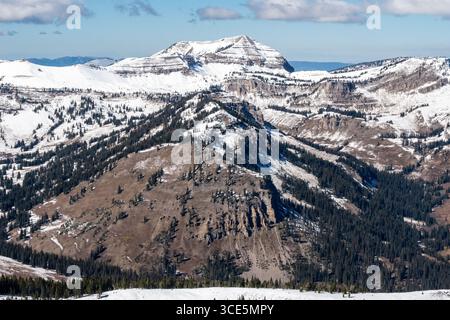 Vista panoramica della catena montuosa Teton nelle Montagne Rocciose, con cime e creste innevate. Foto Stock