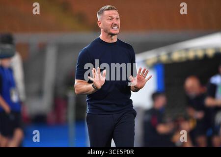 Lecce, Italia. 15 agosto 2025. Ignazio Abate gesti-reagisce durante la 32a Coppa Italia Freccia Rossa partita di calcio tra US Lecce e SS Juve Stabia allo Stadio via del Mare di Lecce, Italia, venerdì 15 agosto 2025. (Immagine di credito: © Giovanni Evangelista/LaPresse) credito: LaPresse/Alamy Live News Foto Stock