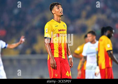 Lecce, Italia. 15 agosto 2025. Il difensore centrale del Lecce Tiago Gabriel (44 US Lecce) in azione durante la 32a partita di calcio di Coppa Italia Freccia Rossa tra US Lecce e SS Juve Stabia allo Stadio via del Mare di Lecce, Italia, venerdì 15 agosto 2025. (Immagine di credito: © Giovanni Evangelista/LaPresse) credito: LaPresse/Alamy Live News Foto Stock