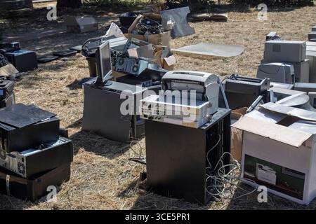 Rifiuti di apparecchiature elettroniche ed elettriche (rifiuti elettronici) , sono costituiti da desktop usati e scartati, stampanti. Laser e getto d'inchiostro, una delle principali preoccupazioni in Africa occidentale Foto Stock