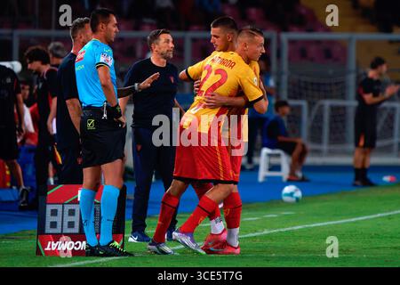 Lecce, Italia. 15 agosto 2025. Nikola Krstovic di US Lecce e Francesco Camarda di US Lecce durante US Lecce vs SS Juve Stabia, partita di Coppa Italia a Lecce, Italia, 15 agosto 2025 Credit: Independent Photo Agency/Alamy Live News Foto Stock