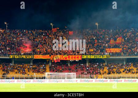 Lecce, Italia. 15 agosto 2025. Tifosi di US Lecce durante US Lecce vs SS Juve Stabia, partita di Coppa Italia a Lecce, Italia, 15 agosto 2025 credito: Independent Photo Agency/Alamy Live News Foto Stock