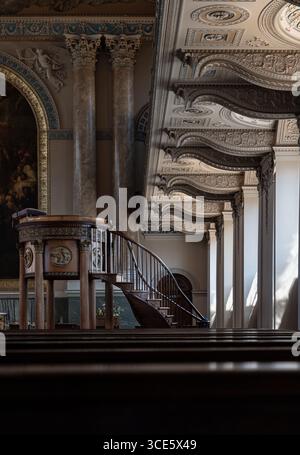 Londra, Regno Unito - 18 giugno 2025 - scalinata in legno ornamentale che sale con grazia all'interno del pulpito della Cappella di San Pietro e San Paolo, i Foto Stock