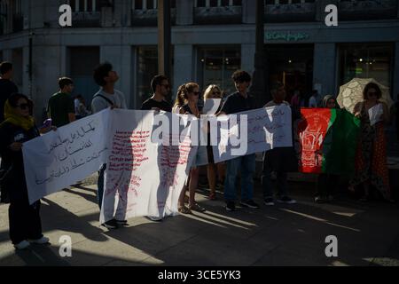 Madrid, Spagna. 15 agosto 2025. I manifestanti tengono striscioni durante una manifestazione alla Puerta del Sol di Madrid per i diritti delle donne afghane. Il 15 agosto ricorre il quarto anniversario della cattura di Kabul da parte dei talebani, un evento che ha segnato il loro ritorno al potere in Afghanistan dopo il ritiro delle truppe statunitensi e della NATO. Da allora, la situazione del paese ha subito un drastico declino, soprattutto in termini di diritti umani. Credito: SOPA Images Limited/Alamy Live News Foto Stock