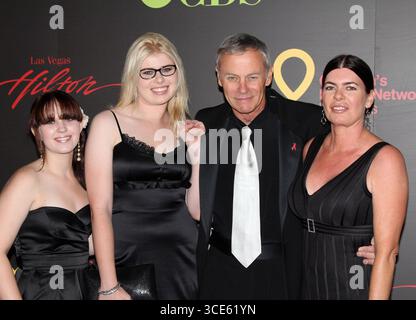 Las Vegas, Stati Uniti. 15 agosto 2025. L'attore legenario "General Hospital" Tristan Rogers, 79 anni, è morto il 15 agosto 2025. E' morto dal cancro ai polmoni, anche se non ha mai fumato.------------------------------------------------------ Tristan Rogers, Sara Jane Rogers, Cale Rogers e Teresa Parkerson 38esima edizione dei Daytime Emmy Awards - arrivi. Tenuto al Las Vegas Hilton il 19 giugno 2011. © SSteven Bergman/AFF-USA.COM credito: AFF/Alamy Live News Foto Stock