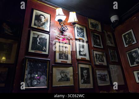 Fotografie incorniciate sulla parete interna O'Donoghues Bar, Merrion Row, Dublino, Leinster, Irlanda Foto Stock