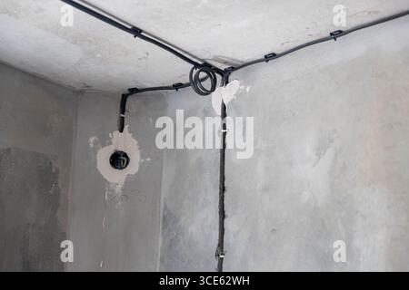 L'installazione di condotti elettrici, passacavi e tubi antincendio nella stazione ferroviaria in Thailandia. Foto Stock