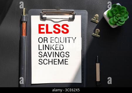 Schema di risparmio ELSS legato alle azioni, testo scritto su un foglio. Concetto finanziario aziendale ELSS Foto Stock