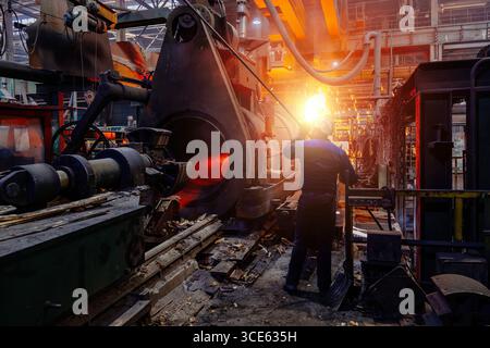Processo di fusione centrifuga del tubo di ferro presso la fonderia Foto Stock