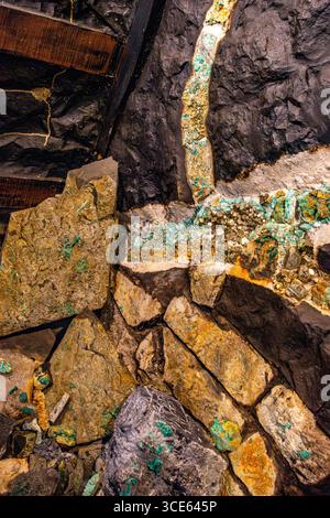 Primo piano di una formazione geologica che mostra le vene di smeraldo al Museo Emerald di Bogotá, Colombia. Foto Stock