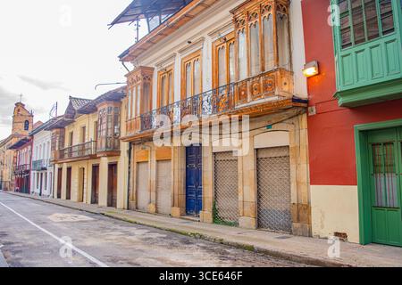 Affascinante paesaggio che mostra la storica architettura coloniale di Bogotá, Colombia, con facciate colorate e un'atmosfera vivace. Foto Stock