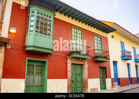 Affascinanti edifici coloniali a Bogotá, Colombia, caratterizzati da colori vivaci e dal design tradizionale dei balconi. Foto Stock