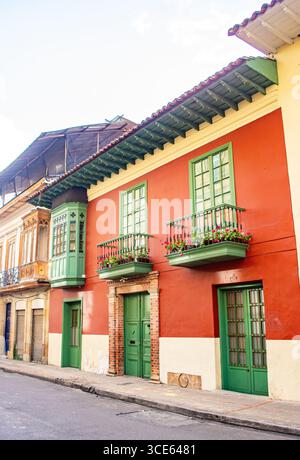 Affascinanti edifici coloniali dai colori vivaci e balconi tradizionali a Bogotá, Colombia, che presentano dettagli architettonici unici. Foto Stock