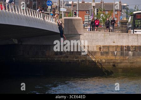 Ragazzi pendenti da Samuel Beckett ponte sopra il fiume Liffey, Nord Dock, Dublino, Leinster, Irlanda Foto Stock