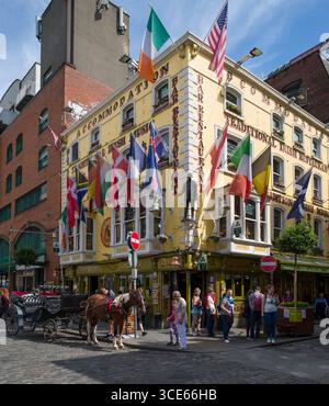 Cavallo e carrozzella sulla strada della flotta al di fuori dell'Oliver St John Gogarty's Bar e ristorante, Temple Bar di Dublino, il Leinster, Irlanda Foto Stock