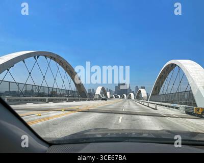 Ponte 6th Street, centro di Los Angeles, California, Stati Uniti Foto Stock