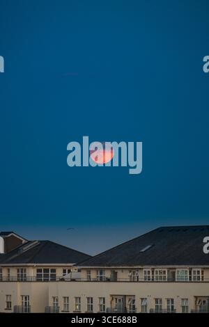 Luna salire oltre il Waterside Apartments, Grand Canal Dock, Docklands, Dublino, Leinster, Irlanda Foto Stock