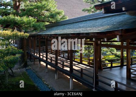 Murasame-no-roka (村雨の廊下) corridoio coperto con soffitto basso e "pavimento notturno" avvisa gli intrusi che producono spada, Daikakuji, Kyoto, Giappone. Foto Stock