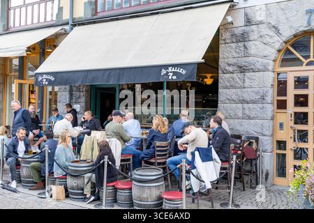 Centro di Gothenburg, Svezia, Europa, Ölhallen 7: Pub bar con birreria situato in Kungstorget 7 con i clienti seduti fuori a gustare una birra Foto Stock