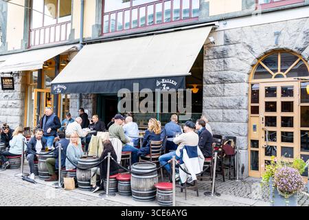 Centro di Gothenburg, Svezia, Europa, Ölhallen 7: Pub bar con birreria situato in Kungstorget 7 con i clienti seduti fuori a gustare una birra Foto Stock