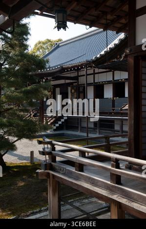 Murasame-no-roka (村雨の廊下) corridoio coperto con soffitto basso e "pavimento notturno" avvisa gli intrusi che producono spada, Daikakuji, Kyoto, Giappone. Foto Stock