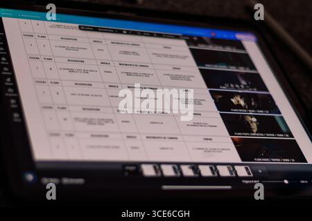 Dietro le quinte di una produzione audiovisiva, registrando film e monitorandoli attraverso schermi e telecamere. Del direttore e del team di produzione Foto Stock