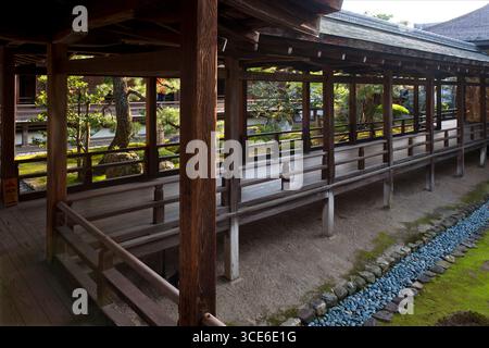 Murasame-no-roka (村雨の廊下) corridoio coperto con soffitto basso e "pavimento notturno" avvisa gli intrusi che producono spada, Daikakuji, Kyoto, Giappone. Foto Stock