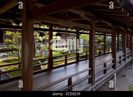 Murasame-no-roka (村雨の廊下) corridoio coperto con soffitto basso e "pavimento notturno" avvisa gli intrusi che producono spada, Daikakuji, Kyoto, Giappone. Foto Stock