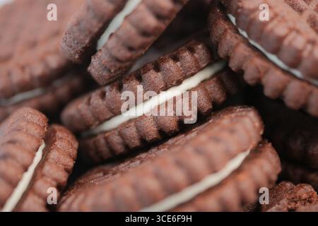 Biscotti sandwich con cioccolata impilati in alto in un gustoso espositore Foto Stock