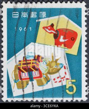 Francobollo stampato dal Giappone, che mostra Capodanno 1961, anno della bolla circa 1961. Foto Stock