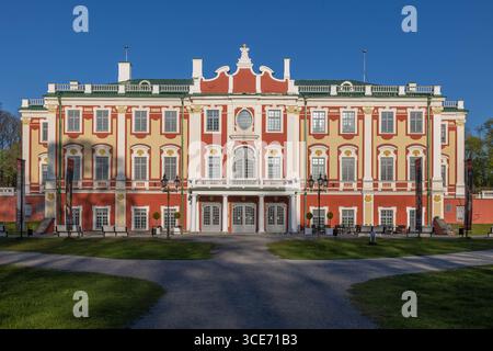 Palazzo Kadriorg nella città di Tallinn, Estonia. Monumento storico risalente al 1725 nel parco Kadrioru, architettura barocca di Petrine, che ospita il museo d'arte Kadriorg Foto Stock