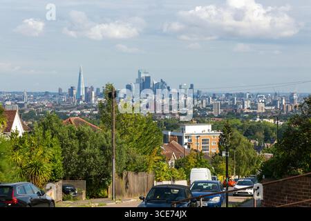 Vista dai tetti ai grattacieli alti nel centro di Londra da Forest Hill, Londra sud, Inghilterra, Regno Unito Foto Stock
