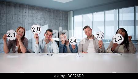 I giudici al Concorso hanno dato alla squadra punteggi e carte deludenti. La giuria ha avuto Un colloquio con la giuria Foto Stock