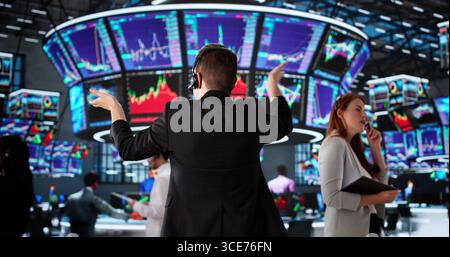 Stressato Broker che analizza il crollo del mercato azionario, African American Woman Trading. Foto Stock