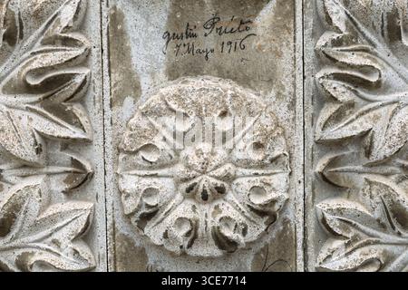 Decorazione esterna su un edificio, con graffiti del 1916, CEE, A Coruna, la Coruna, Spagna Foto Stock