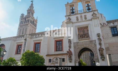 Antigua puerta almohade siglo XII que da acceso al patio de los naranjos y torre de la Giralda en la catedral de Sevilla, España. Foto Stock