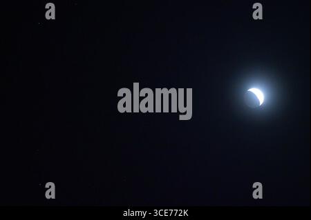 La Luna si trova nella sua fase crescente cerata ed è visibile nel cielo notturno vicino a Giove e alle stelle gemelle, Castor e Polluce, Foto Stock